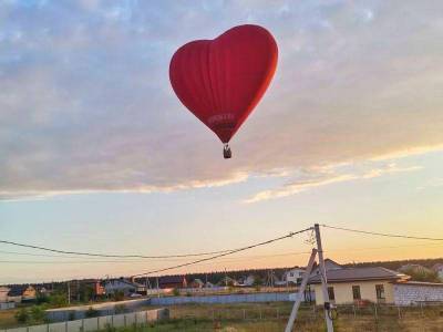А у нас во дворе: в небе над Воронежем попало на видео гигантское красное сердце