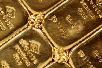 Золото поставило девятилетний рекорд по стоимости – дают почти 2 тысячи долларов за унцию