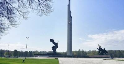 Латышские националисты снова предлагают снести памятник Освободителям Риги