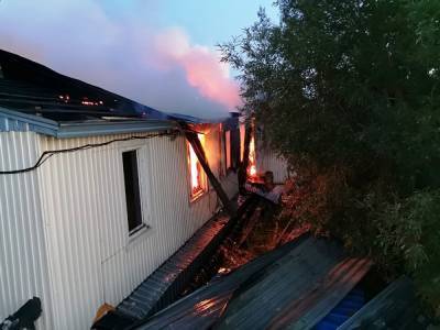 В Новом Уренгое четыре часа тушили сильный пожар в жилом доме