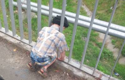Мальчик застрял головой в ограждении моста