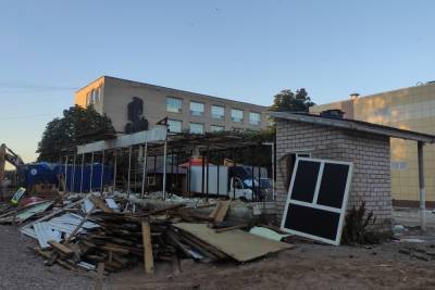 Здание магазина сантехники на Яна Фабрициуса в Пскове снесли