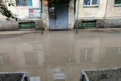 Дождь затопил подъезд многоэтажки в Чите после сделанного выше по улице ремонта дороги