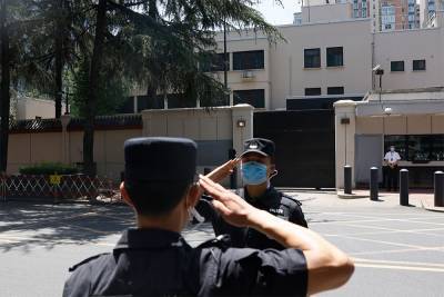 Американские дипломаты покинули закрытое консульство в китайском Чэнду