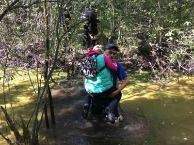 Ребенка и двух молодых людей спасли на болоте в Новом Доскине