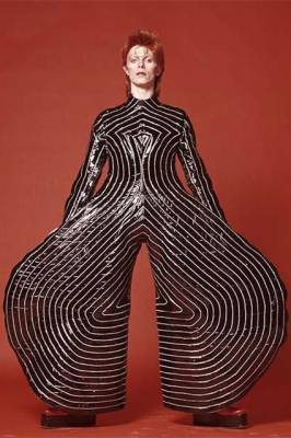 В Японии умер дизайнер Кансай Ямамото, создававший легендарные костюмы для Дэвида Боуи в 70-х