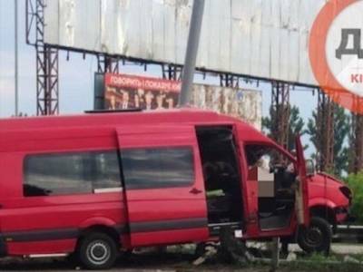 В ДТП под Киевом микроавтобус влетел в отбойник, водитель погиб на месте