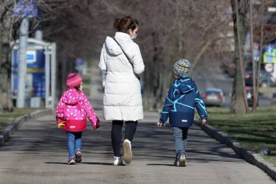 Россиянкам с детьми до 3 лет и пенсионерам облегчили трудоустройство