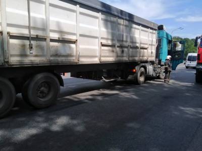 В Днепропетровской области мужчина попал под колеса грузовика: тело вырезали спасатели