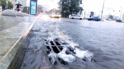 В Новокузнецке улицы ушли под воду (видео)
