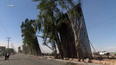 Ураган Hanna разрушил часть стены на границе США и Мексики