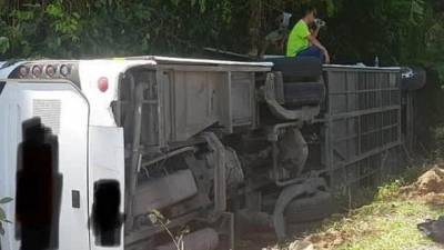 Во Вьетнаме автобус перевернулся в кювет: погибли 15 пассажиров
