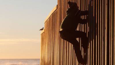Шторм снес часть стены Трампа на границе с Мексикой