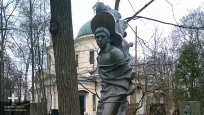 Наследник Высоцкого раскрыл причины изменения скульптуры на могиле отца