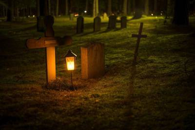 “Крест и фото валяются в грязи”: Могила основателя НТВ Игоря Малашенко превратилась в свалку