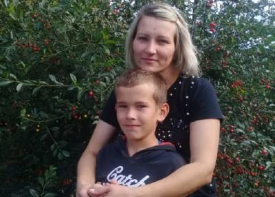 Машина в воде, двери заблокировало: 10-летний сын под Красноярском спас маму