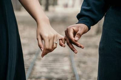 Психологи выяснили, что любовь и брак не делают человека счастливее