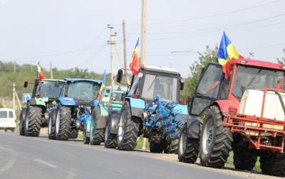 В Молдове фермеры вывели на трассы сельхозтехнику, требуя от власти помощи