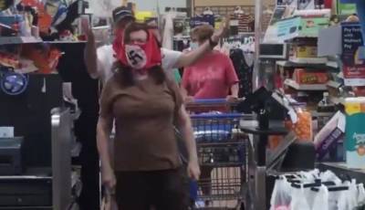 Пара из Миннесоты шокировала клиентов Walmart, расхаживая по магазину в масках со свастикой