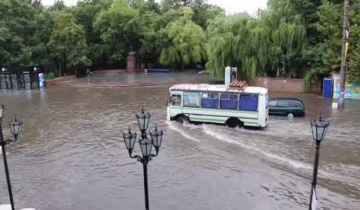 Украинский курорт ушел под воду: "Дороги превратились в реки", кадры апокалипсиса