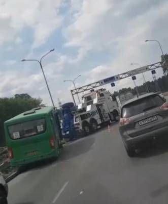 В Екатеринбурге на объездной дороге маршрутка протаранила ограждение