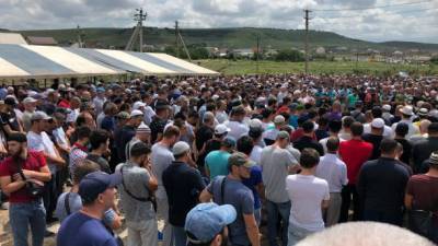 Смерть сына политзаключенного Сулейманова: сотни людей в Крыму пришли попрощаться с мальчиком