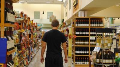 Виноград или краситель: в магазинах появились отдельные полки для настоящего вина