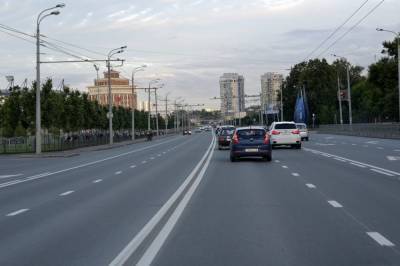 В Киеве дерзкий таксист перекрыл магистраль, разворачиваясь через три полосы: видео