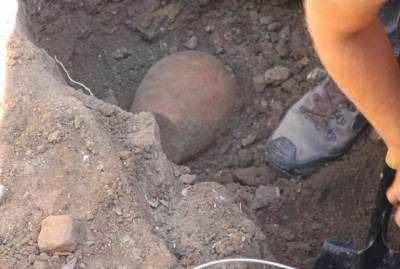 На раскопках в Белгород-Днестровской крепости археологи нашли древнюю бутылку с жидкостью (ФОТО)