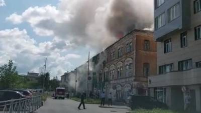 Новости на "России 24". В центре Казани вспыхнул пожар в старинном доходном доме