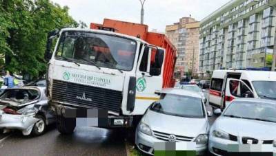 В Минске мусоровоз покорежил несколько машин