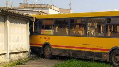 В Ижевске пьяный водитель автобуса протаранил бетонный забор
