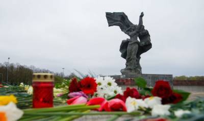 Снести бульдозером: кто еще мечтает избавиться от памятника Освободителям Риги