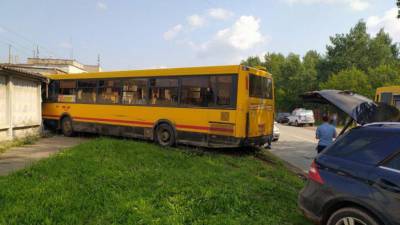 В Удмуртии пьяный водитель автобуса врезался в бетонный забор