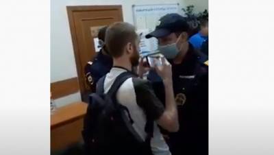 В Петербурге оштрафовали журналиста, которому сломали руку во время голосования
