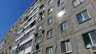 В Саратове при падении с 8 этажа погибла 2-летняя девочка