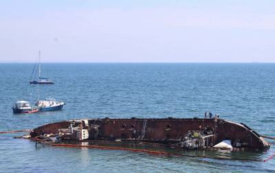 Затонувший танкер в Одессе могут разрезать для эвакуации