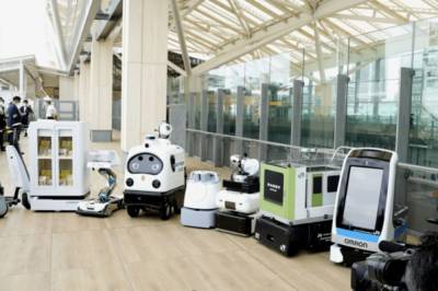 В Японии представили специальных роботов, задачей которых будет дезинфекция вокзалов (видео)