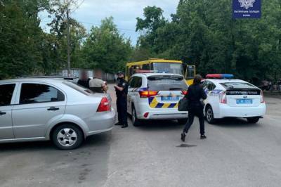 В Киеве двое парней украли маршрутку и гоняли по городу. Видео