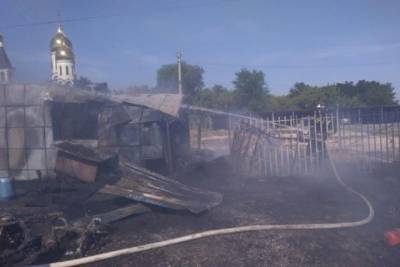 В Волгограде более получаса тушили пожар в шиномонтажке