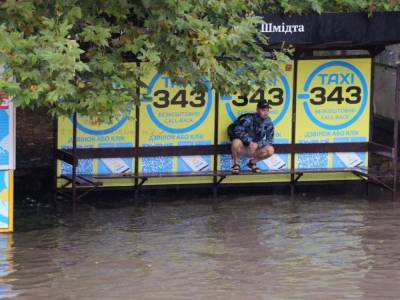Улицы превратились в реки: Бердянск затопило мощным ливнем