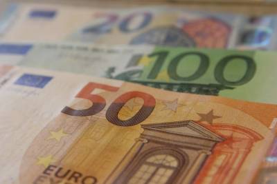 Евро поднялся выше 84 рублей впервые с апреля