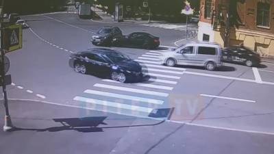 Два седана создали пробку на Новгородской улице