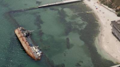 Затонувший танкер Delfi: турецкая компания предлагает разрезать судно и достать его частями