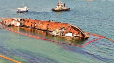 Поднятие танкера в Одессе: судно могут разрезать на две части