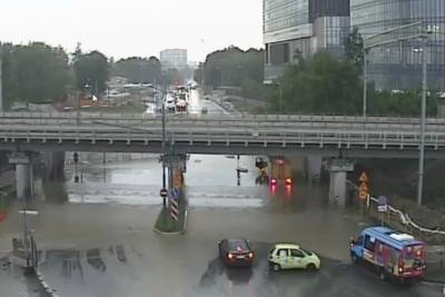Ряд дорожных участков подтопило из-за сильного дождя в Москве