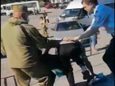 Он душит его: Ожесточенная потасовка с полицейским произошла на Дону из-за масочного режима