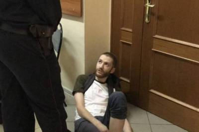 В РФ полицейский сломал руку журналисту: Оштрафовали представителя СМИ