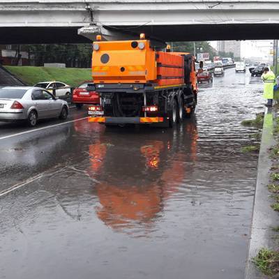 Движение на Дмитровском шоссе в Москве перекрыто из-за воды на проезжей части