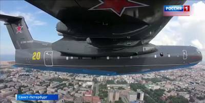 Пролетел над Северной столицей: Бе-200 задействовали в параде в День ВМФ (Видео)